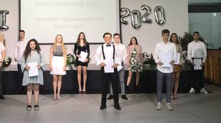 An der Karl-Kübel-Schule wurden die Zeugnisse für die Fachoberschüler klassenweise überreicht.