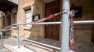 Der Eingangsbereich zur Gaststätte „Deutscher Kasier“ in Rot am See: Absperrbänder der Polizeiermittler.