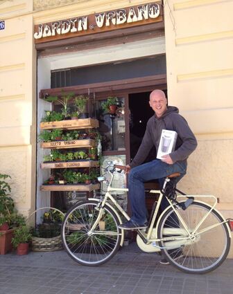 Der Kleinunternehmer Andoni Monforte aus dem spanischen Valencia mit seiner Erfindung.