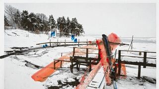 <p>Nüchtern, der Blick auf die verschneite Küstenlandschaft von Martin Zeller.</p>