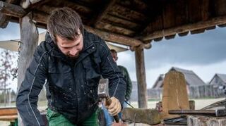 Alte Handwerkskunst wie das Schmieden wird in Lorsch vorgeführt.