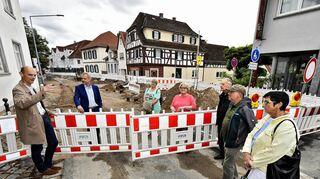 Die Zwingenberger FDP war mit dem Bundestagsabgeordneten Till Mansmann (2.v.l.) in der Stadt unterwegs – eine Station war die Baustelle B 3.