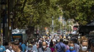 Die Ramblas von Barcelona sind voller Passanten.