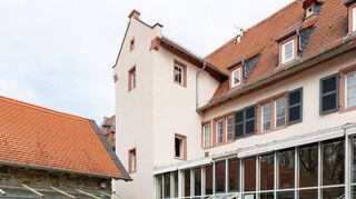 Unter dem Amtsgericht in Zwingenberg wird seit 40 Jahren im Theater Mobile Kultur in all ihren Facetten geboten. Ob als Eigen-produktion Casanova (oben) im Jahr 2019 oder bei einem Gastspiel von Kabarettist Franz Kain (unten r.).