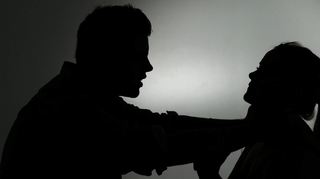 Verbrechen gegen Frauen ereignen sich jeden Tag in den verschiedenstenKontexten.