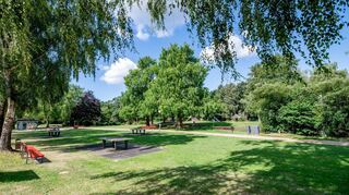 Der Birkengarten bietet einladend viel Platz zum Spielen. Die Grünen regen nun an, ihn auch zu einem Spielplatz für Menschen mit Handicap weiterzuentwickeln.