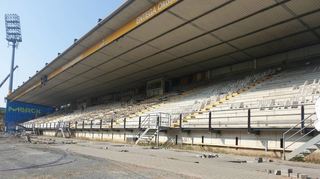 Ihre Tage sind gezählt: Der Abriss der altehrwürdigen, aber maroden Haupttribüne im Merck-Stadion am Böllenfalltor ist angelaufen und soll im November abgeschlossen sein.