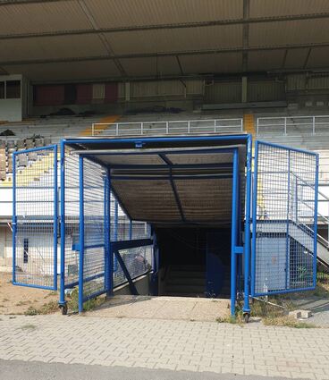 Die Reste des „Spielertunnels“, durch den die Kicker auf den Rasen am Böllenfalltor kamen, warten auf ihre Demontage.