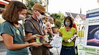 An der grünen Meile in der Bensheimer Fußgängerzone beteiligten sich knapp 20 Vereine, Verbände, Firmen und Initiativen – darunter das Klimabündnis Bergstraße.