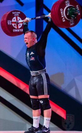 Bei der EM 2019 im georgischen Batumi holte der Lette Ritvars Suharevs Gold im Reißen und Bronze im Zweikampf.