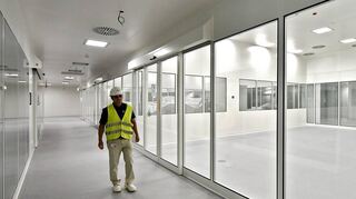 Die neue Produktionsstätte der Pharmazeutischen Fabrik Dr. Reckeweg zählt nach Auskunft der Geschäftsführung zu den modernsten Pharmawerken Deutschlands. Im Januar soll das Gebäude bezugsfertig sein, der Umzug beginnt schrittweise im Herbst. Das Bild links zeigt Prokurist Michael Münch vor einem der Reinräume.