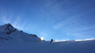 Blauer Himmel, klare Luft, weite Sicht, einsame Stille und eine jungfräuliche Schneedecke auf dem Hintertuxer Gletscher.