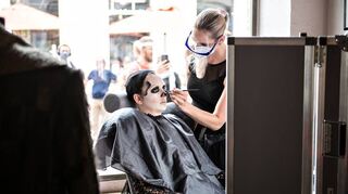 Schminken als Kunst: Ramona Bauer bemalt Magdalena Wabitsch.