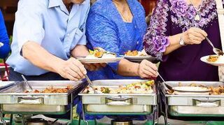 Abstand halten unmöglich: Die Schlacht am (kalten) Büfett ist vorüber.