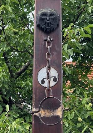 Der Reichenbacher Pranger. In früheren Zeiten mussten „Sünder“ auch für kleinere Vergehen ihre Strafe durch Stehen am Pranger verbüßen und waren Spott und Hohn der Vorbeiziehenden ausgeliefert.