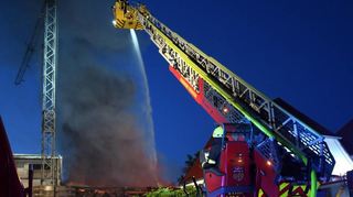 Eine Scheune stand am Sonntagabend in der Viernheimer Hofmannstraße in Flammen. Es entstand ein Sachschaden in Höhe von 500 000 Euro.