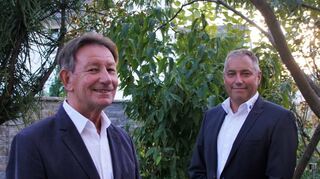 Der langjährige Obermeisters der Bauinnung Bergstraße, Philipp Bode (l.), war bei den Vorstandswahlen nicht mehr angetreten und wurde bei der Jahreshauptversammlung zum Ehrenobermeister ernannt. Als Nachfolger wählten die Mitglieder Jürgen Hartmann (r.) an die Innungsspitze.