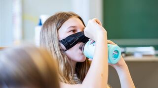 Abstand, Maske, Lüften: Besonders im Winter wird das in Schulklassen kompliziert.