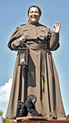 Live und in Farbe: Doris Walter als Fraa vun Bensem. Das stilisierte Konterfei der Symbolfigur wird allerdings nicht auf Fußgängerampeln zu sehen sein.