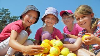 <p>Auch beim Einsammeln und Stapeln der Tennisbälle ließen sich die Kinder bei den Ferienspielen des TC Einhausen ihre gute Laune von der Hitze nicht verderben.</p>
