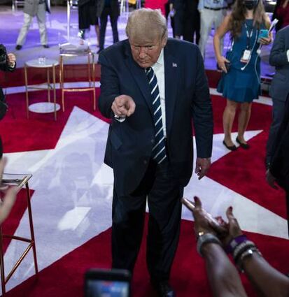 Donald Trump spricht nach der NBC-Fragestunde mit Wählern.