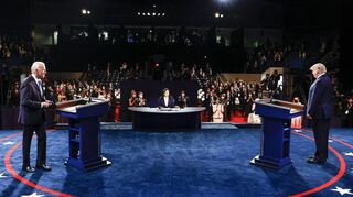 Amtsinhaber Donald Trump (r.), und sein Herausforderer Joe Biden beim letzten TV-Duell in der Belmont University Nashville. In der Mitte Moderatorin Kristen Welker.