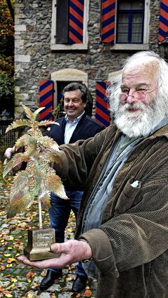 Künstler Siegfried Speckhardt hat für den Kino-Betreiber Alfred Speiser (im Hintergrund) eine Brennnessel-Plastik gefertigt. Die „Bronzene Brennessel“ wird als Filmpreis vergeben.