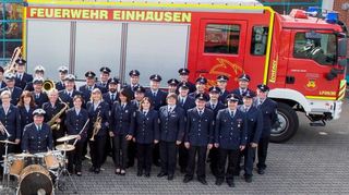 Zu einem Gruppenbild hatte sich – noch vor der Corona-Zeit – die gesamte Feuerwehr von Einhausen mit Einsatzabteilung, Musikcorps und Ehren- und Altersabteilung aufgestellt.
