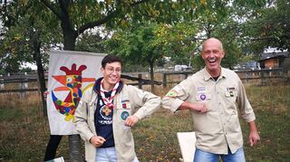 Generationswechsel bei den Georgsgiggeln: Mitbegründer Robert Klüsener (r.) gab sein Vorstandsamt als Kurat der Einhäuser Pfadfinder ab. Als Nachfolger wurde Felix Krampff (l.) gewählt.
