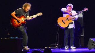 Spielen mit kontrollierter Intensität (v.l.): Mikael Szafirowski (Gitarre), Luc Ex (Bass) und Erwin Ditzner (Schlagzeug).