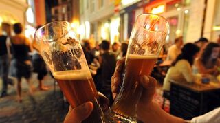 In der Innenstadt kann man sich vorerst nicht mehr in geselliger Runde auf ein Bier treffen.
