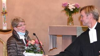 Pfarrer Renatus Keller würdigte den langjährigen Einsatz von Gerda Knauf im Kirchenvorstand.