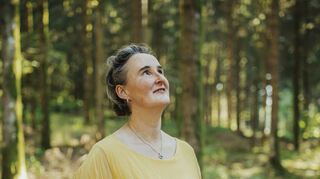 Sandra Müller lädt unseren Autor auf dem 730 Meter hohen Kupferberg über Bad Rippoldsau-Schapbach zum Waldbaden ein.