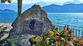 Ein Gedenkstein in Weggis erinnert an Mark Twain, der hier die Mischung aus Ruhe, mediterraner Leichtigkeit und nordischer Klarheit genoss.