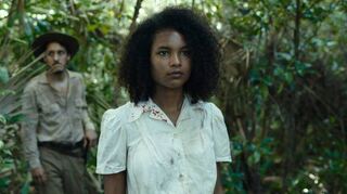 Szene aus „Tragic Jungle“: Agnes (Indira Andrewin) bringt die Männer (hier: Lázaro Gabino Rodríguez) um den Verstand.