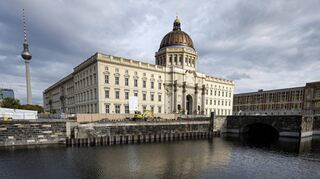 33 Millionen Euro teurer als gedacht, viele Baumängel – und die Teileröffnung verzögert sich auch: Das Humboldt Forum im teilweise restaurierten Berliner Stadtschloss (Bild) bleibt in diesem Jahr noch geschlossen. Nur auf digitalem Wege sind einige Angebote anzuschauen.