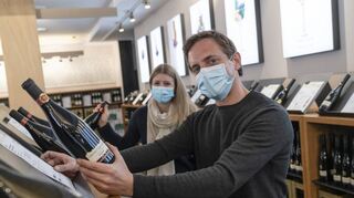 Der Verkaufsraum des Viniversums wird von Caroline Guthier und Michael Belz mit Flaschen befüllt.