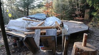 Für drei Jahre war die Jurte sein Zuhause. Jetzt musste Marc Freukes sein 18 Quadratmeter großes Heim abbauen, da die Errichtung auf dem Waldgrundstück bei Hammelbach rechtswidrig war. Rechts im Hintergrund sieht man das Häuschen, das als Toilette diente.