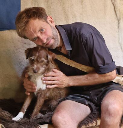 Marc Freukes und seine Hündin sind ein eingespieltes Team und leben seit Anfang 2014 im Wald – zuerst in einem Tipi, dann in einer Jurte.