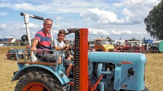<p>Beim 2. Einhäuser Schleppertreffen fuhr auch dieses Vater-Sohn-Duo mit dem Familien-Prunkstück vor - einem sorgsam restaurierten und gepflegten Eicher-Oldtimer aus Bayern.</p>