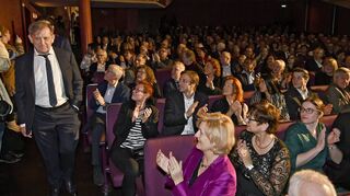Ein Bild aus einer anderen Zeit: Im März 2019 erhielt Schauspieler André Jung den Eysoldt-Ring im Parktheater. In diesem Jahr musste die Verleihung wegen der Corona-Pandemie abgesagt werden, auch der März-Termin 2021 wurde nun verschoben.