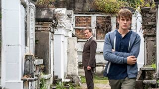 Verstrickt im Verbrechen: Vater (Bryan Cranston als Michael Desiato) und Sohn (Hunter Doohan als Adam Deisato) in „Your Honor“ (Teil 2).