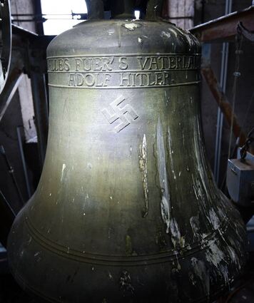 Ein historisches, vor allem aber ein umstrittenes Relikt aus der NS-Zeit in der Region: Die Hitler-Glocke in der Kirche St. Jakob im pfälzischen Herxheim sorgt seit 2017 für politische Diskussionen.