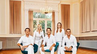 Das Team des Zentrums für postbariatrische Chirurgie und Ästhetik (v.l): Dr. Peter Lang (Facharzt für Allgemein- und Ernährungsmedizin, Spezialist für Lasermedizin), Barbara Daniel (Assistenz), Chefarzt Dr. Anton Lang (Facharzt für Plastische und Ästhetische Chirurgie),Vivian Pulz (Behandlungsassistenz), Oberarzt Dr. Ali Abdeen, (Facharzt für Plastische und Ästhetische Chirurgie).