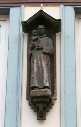 An den Fassaden von einigen alten Häusern in der Bensheimer Innenstadt finden sich Heiligenfiguren – darunter (v.l.) der Heilige Antonius (Marktplatz 21), die Mondsichel-Madonna am Rodensteiner Hof, der Heilige Nepomuk am Hohenecker Hof und der Heilige Josef am Haus Fleck in der Hauptstraße.