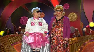 Ulla Freudenberger (Sossi) und Michaela Hartnagel-Keil (Sassa) bei ihrem ersten TV-Auftritt bei der HR-Weiberfastnacht 2020. Am morgigen Dienstag stehen sie erneut vor der Kamera. Im Fernsehen ausgestrahlt wird die närrische Sendung mit Woody Feldmann dann am 11. Februar um 20.15 Uhr.
