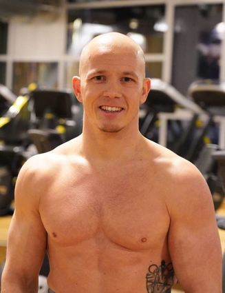 Athletisch präsentiert sich Fabian Hambüchen auch nach seinem Karriere-Ende; das Tattoo an der Hüfte erinnert an seine vier Olympia-Teilnahmen.