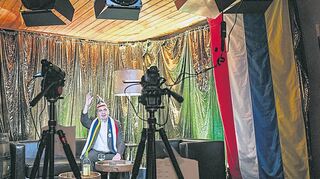 Der Hutzelschweizer „Bojemoaschder“ Holger Mitsch übernahm die närrische Regentschaft des vierfarbbunten Treibens auf dem Bildschirm.