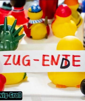 Hunderte kleiner Plastikenten formierten sich zum Zug-Ende.