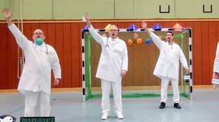 Die Handballer hatten sich als Ärzte verkleidet und verabreichten sich zum Fastnachtsfinale den russischen Impfstoff Sputnik.